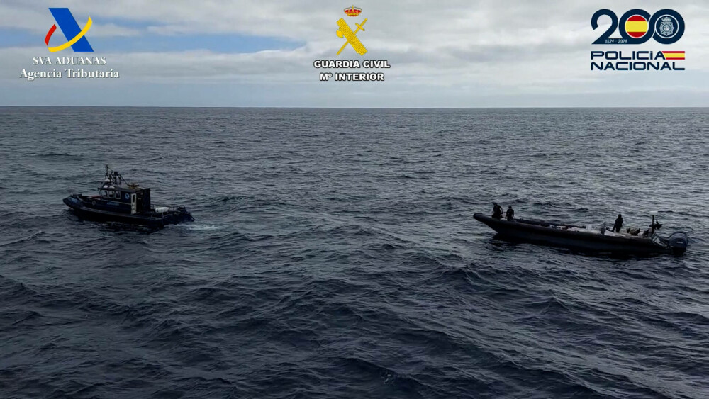 Captură uriașă de droguri în Spania. Patru tone de cocaină au fost confiscate de pe o barcă la sud de Arhipelagul Canarelor - Imaginea 3