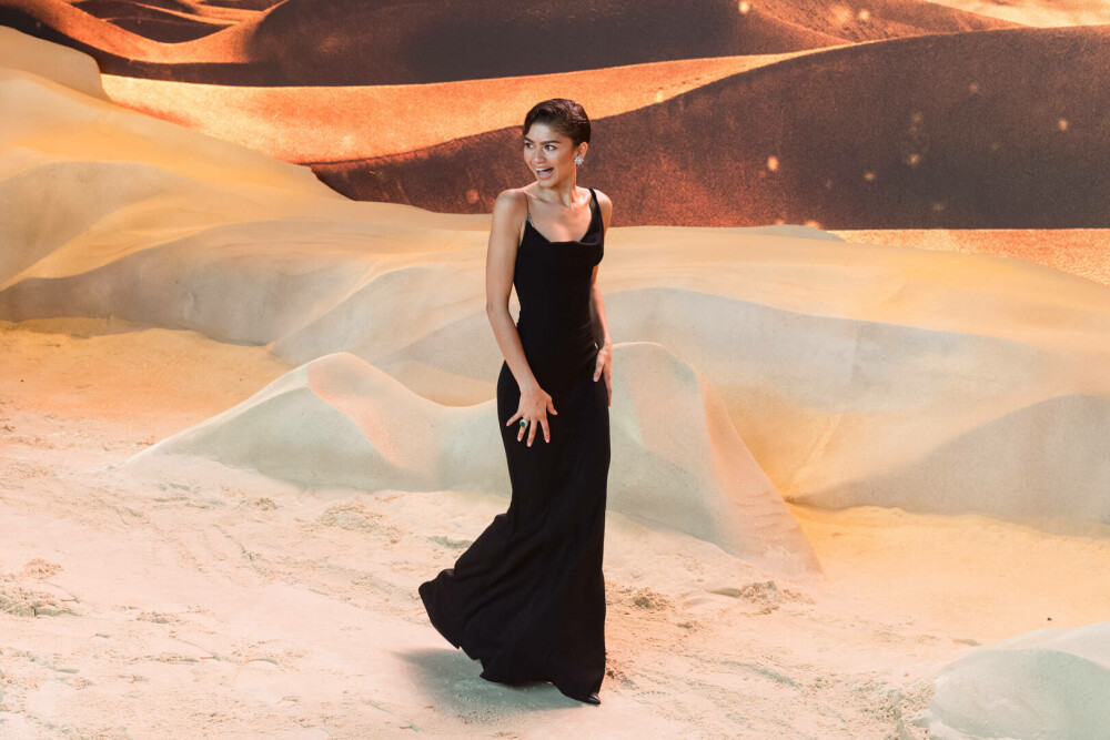 Ce ținută spectaculoasă a purtat Zendaya la a doua premieră a filmului „Dune”. Actrița a atras toate privirile | GALERIE FOTO - Imaginea 1