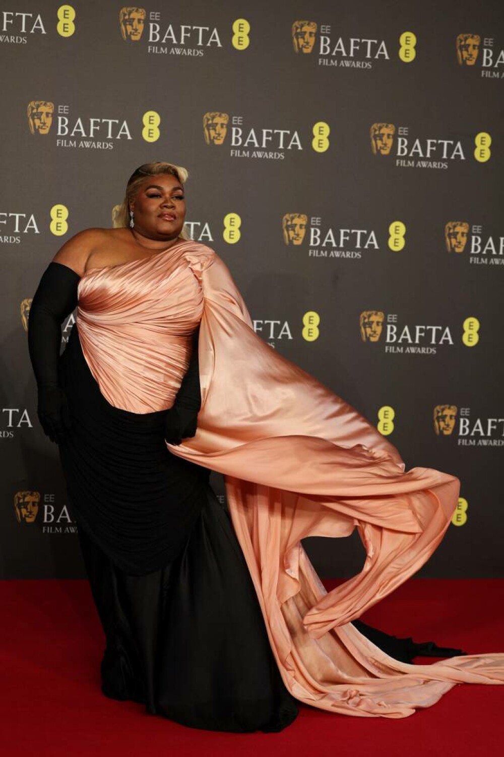 Cum s-au îmbrăcat vedetele la premiile BAFTA 2024. GALERIE FOTO - Imaginea 28