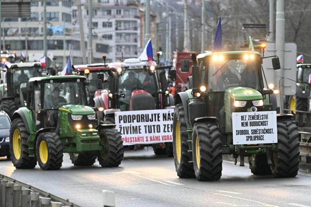 Protest de amploare în Cehia. Fermierii au ieșit în stradă cu sute de tractoare şi camioane| FOTO - Imaginea 1