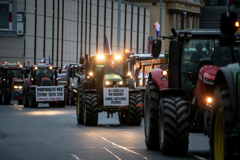Protest de amploare în Cehia. Fermierii au ieșit în stradă cu sute de tractoare şi camioane| FOTO - Imaginea 2