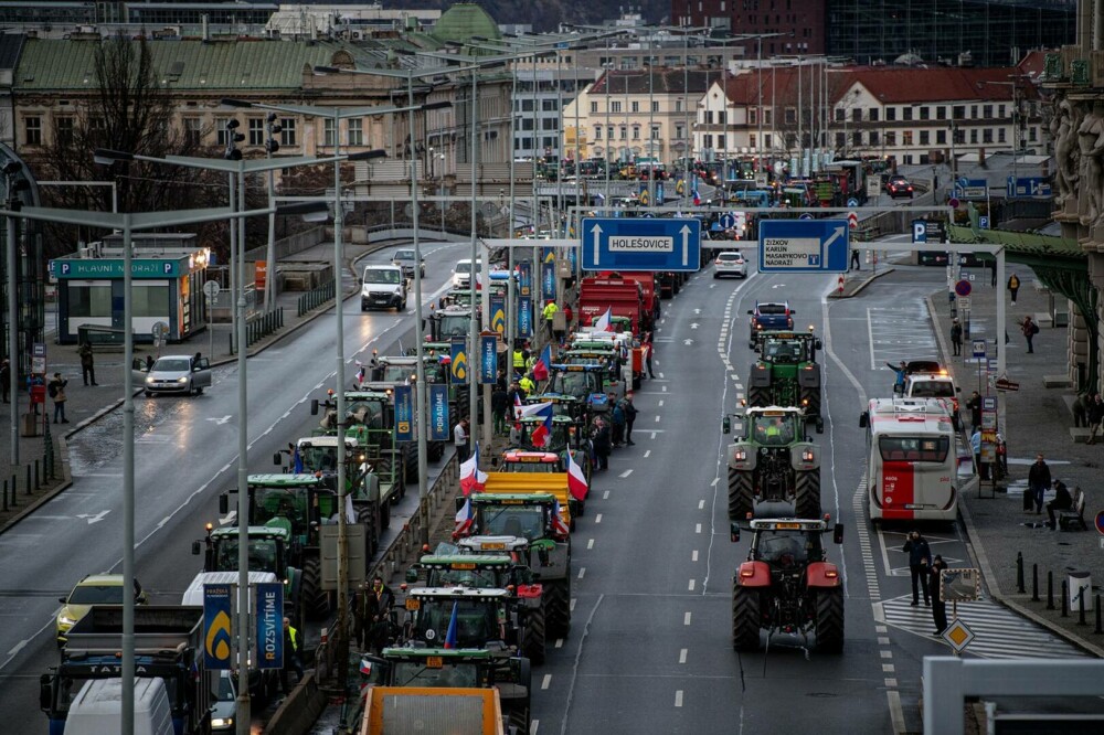 Protest de amploare în Cehia. Fermierii au ieșit în stradă cu sute de tractoare şi camioane| FOTO - Imaginea 4