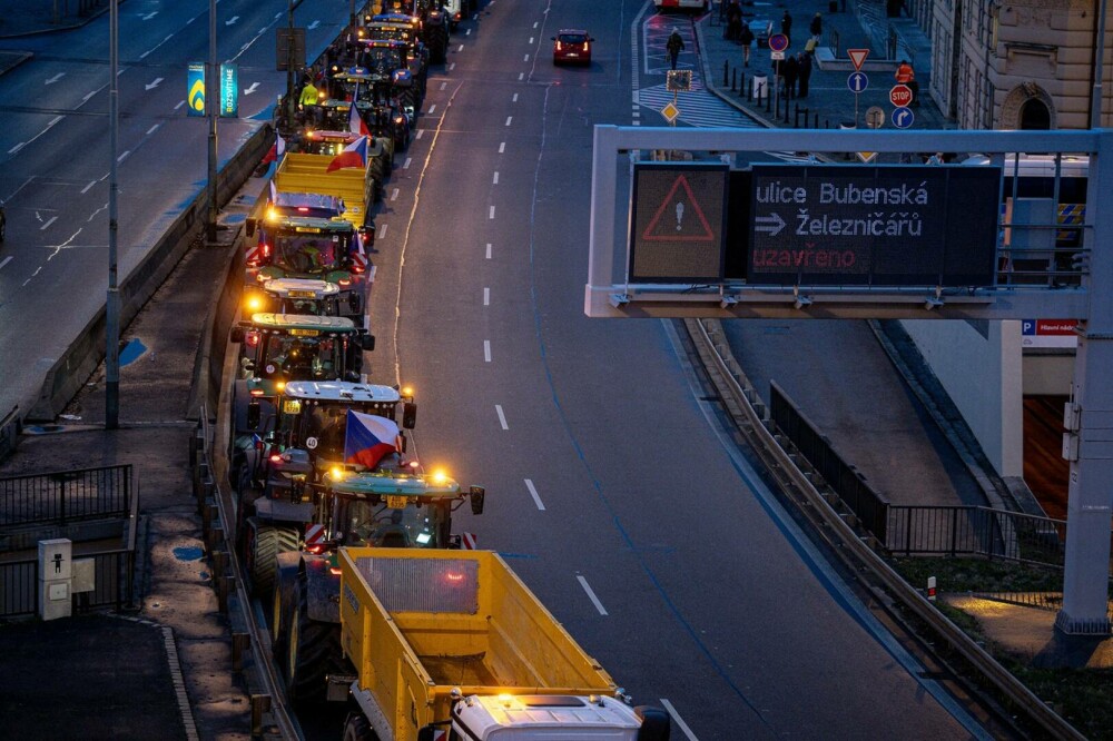 Protest de amploare în Cehia. Fermierii au ieșit în stradă cu sute de tractoare şi camioane| FOTO - Imaginea 5