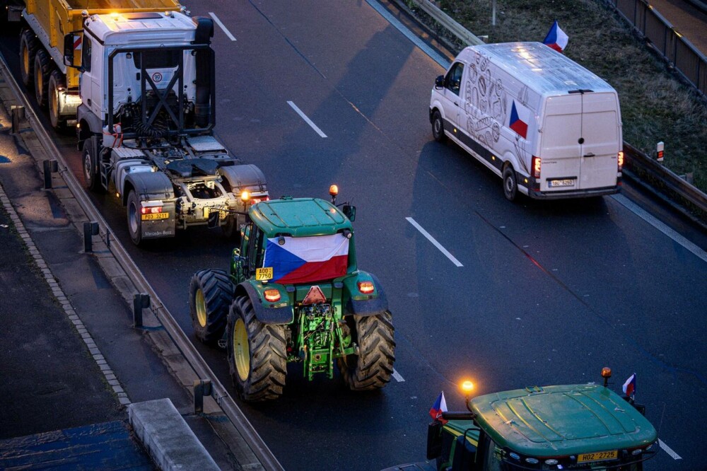 Protest de amploare în Cehia. Fermierii au ieșit în stradă cu sute de tractoare şi camioane| FOTO - Imaginea 6