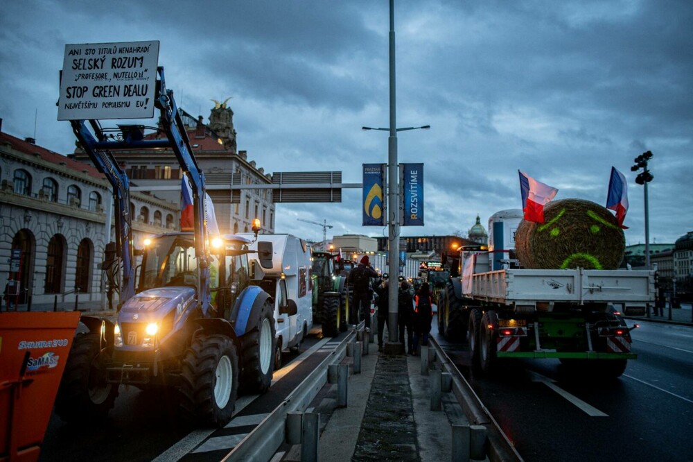 Protest de amploare în Cehia. Fermierii au ieșit în stradă cu sute de tractoare şi camioane| FOTO - Imaginea 7