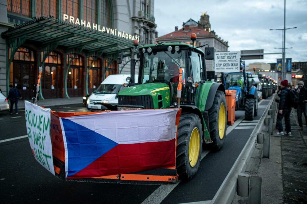 Protest de amploare în Cehia. Fermierii au ieșit în stradă cu sute de tractoare şi camioane| FOTO - Imaginea 8
