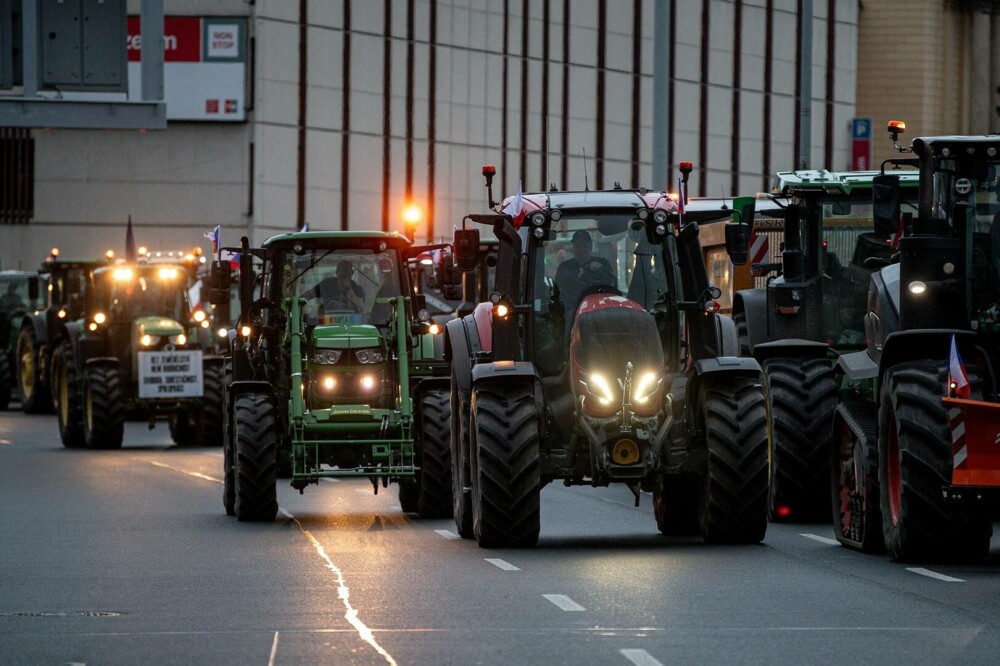 Protest de amploare în Cehia. Fermierii au ieșit în stradă cu sute de tractoare şi camioane| FOTO - Imaginea 9