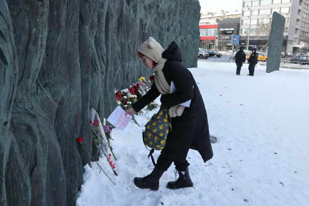 Imagini impresionante surprinse în Moscova. Oamenii continuă să-l omagieze pe Navalnîi. 