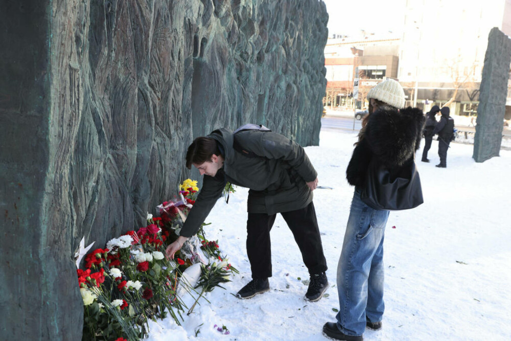 Imagini impresionante surprinse în Moscova. Oamenii continuă să-l omagieze pe Navalnîi. 