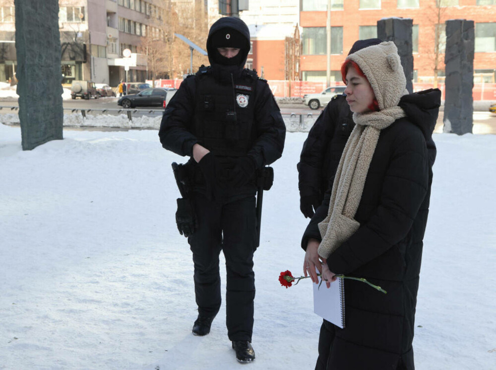 Imagini impresionante surprinse în Moscova. Oamenii continuă să-l omagieze pe Navalnîi. 