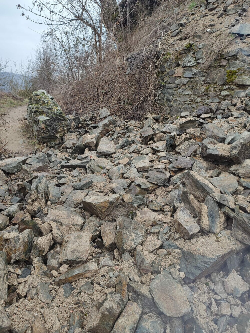 Unul dintre zidurile Cetății Șoimoș s-a prăbușit. Ce recomandă autoritățile locale vizitatorilor. GALERIE FOTO - Imaginea 2