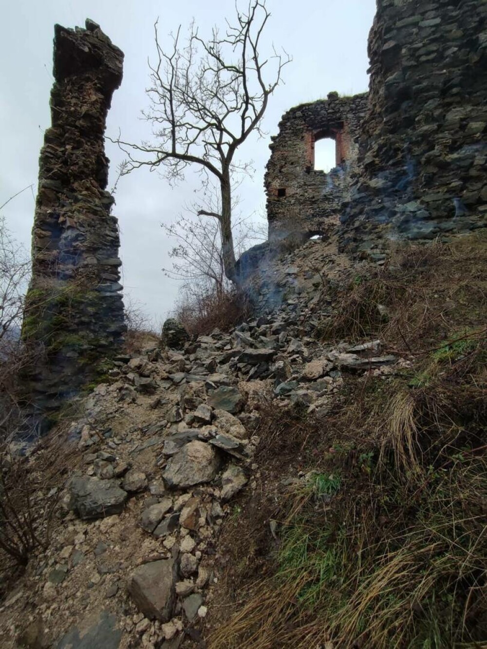 Unul dintre zidurile Cetății Șoimoș s-a prăbușit. Ce recomandă autoritățile locale vizitatorilor. GALERIE FOTO - Imaginea 4