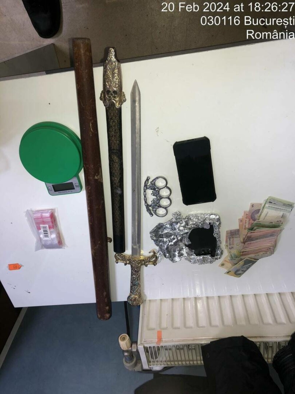 Săbii, cuţite şi bâte în maşina unor persoane cu comportament suspect, în București: „Aveau un iPhone 13 Pro în staniol” - Imaginea 1