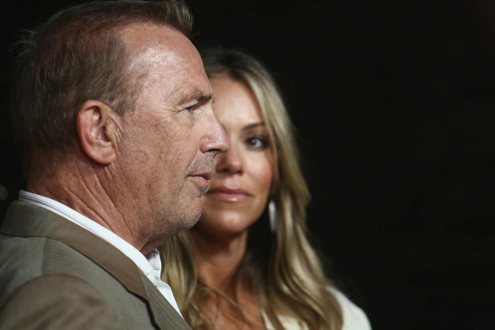 Divorţul lui Kevin Costner de Christine Baumgartner s-a finalizat, punând capăt oficial căsniciei lor după aproape 20 de ani - Imaginea 2