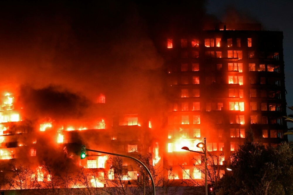 Incendiu de proporții. Un bloc de 14 etaje a fost înghițit de flăcări, în Valencia. 450 de oameni trăiesc în clădire - Imaginea 1