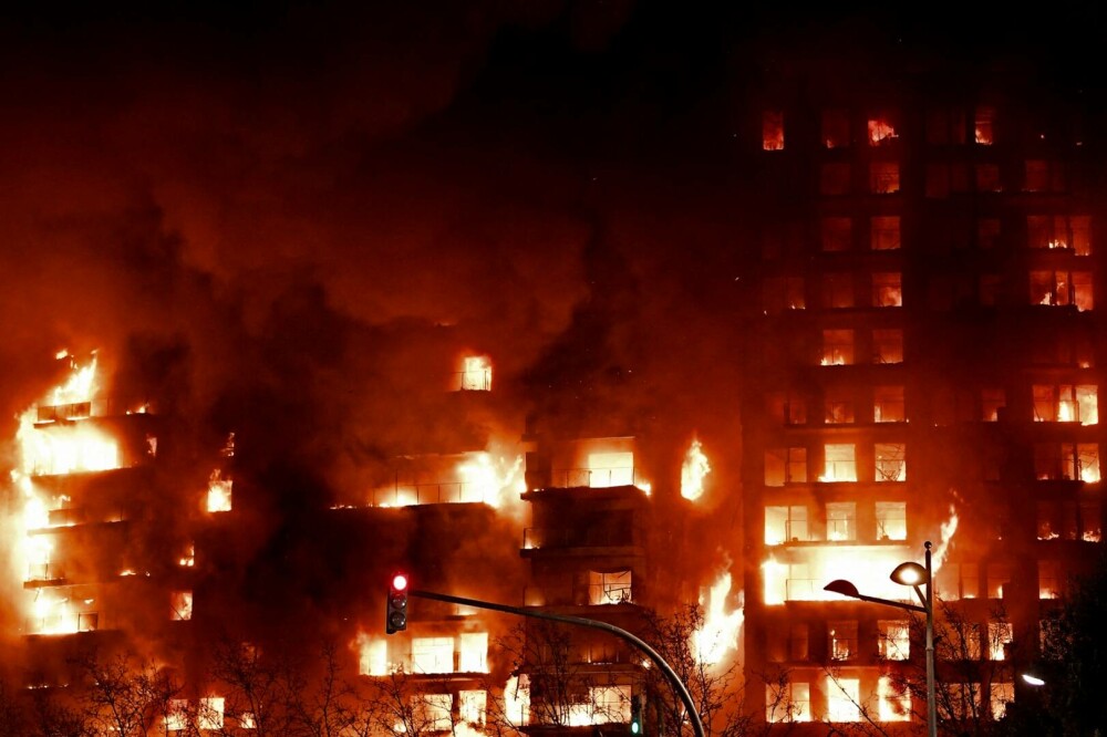 Incendiu de proporții. Un bloc de 14 etaje a fost înghițit de flăcări, în Valencia. 450 de oameni trăiesc în clădire - Imaginea 2