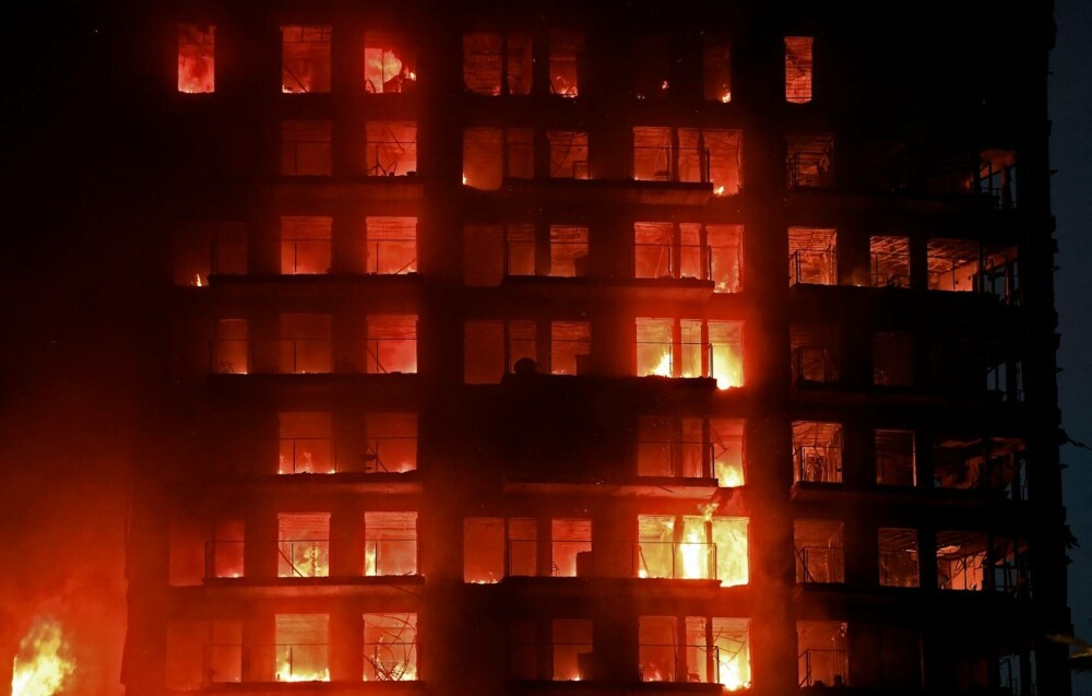 Incendiu de proporții. Un bloc de 14 etaje a fost înghițit de flăcări, în Valencia. 450 de oameni trăiesc în clădire - Imaginea 3