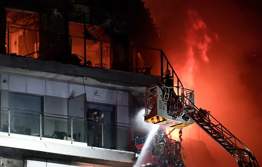 Incendiu de proporții. Un bloc de 14 etaje a fost înghițit de flăcări, în Valencia. 450 de oameni trăiesc în clădire - Imaginea 4