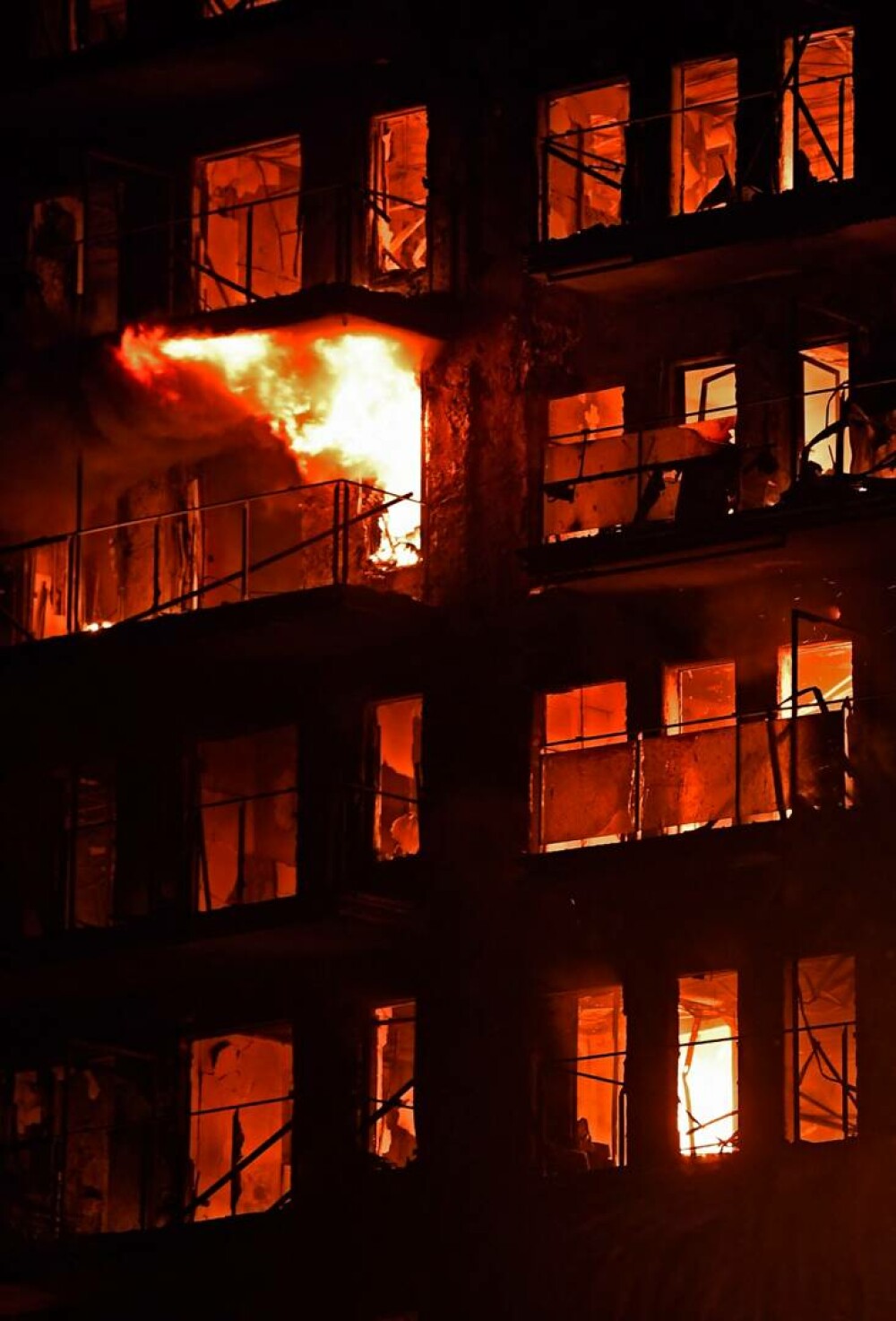 Incendiu de proporții. Un bloc de 14 etaje a fost înghițit de flăcări, în Valencia. 450 de oameni trăiesc în clădire - Imaginea 5