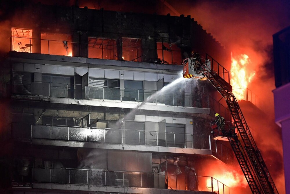 Incendiu de proporții. Un bloc de 14 etaje a fost înghițit de flăcări, în Valencia. 450 de oameni trăiesc în clădire - Imaginea 6