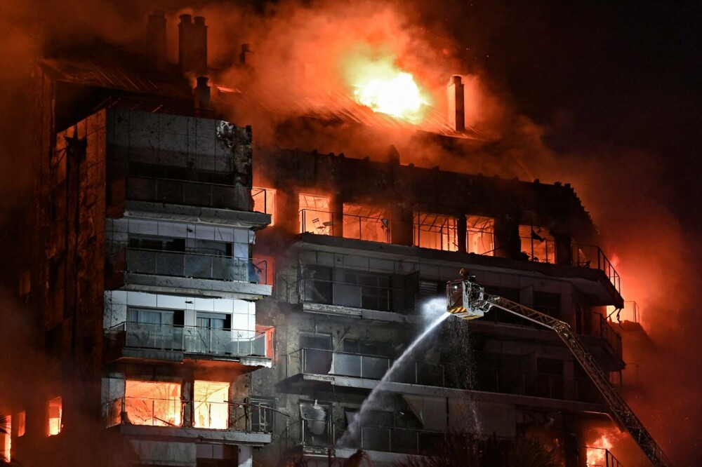 Incendiu de proporții. Un bloc de 14 etaje a fost înghițit de flăcări, în Valencia. 450 de oameni trăiesc în clădire - Imaginea 7