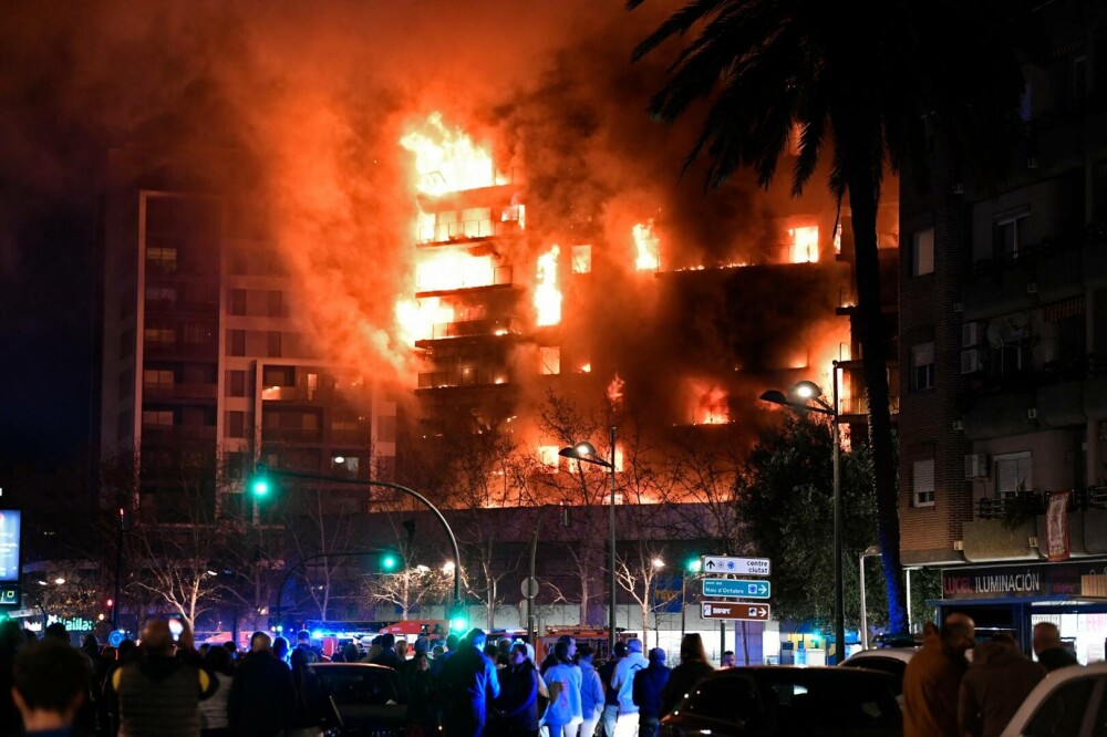 Incendiu de proporții. Un bloc de 14 etaje a fost înghițit de flăcări, în Valencia. 450 de oameni trăiesc în clădire - Imaginea 8
