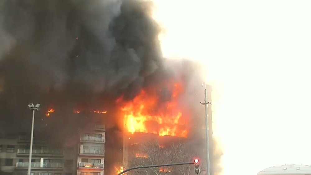 Incendiu devastator într-un complex rezidențial din Valencia, administrat de o româncă. Sunt cel puțin 4 morți și 14 răniți - Imaginea 1