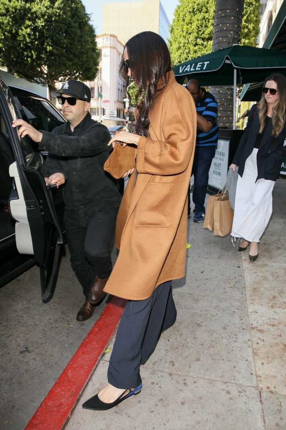 Cum a fost surprinsă Meghan Markle în Los Angeles. Ducesa de Sussex a purtat un palton de peste 6.000 de dolari. GALERIE FOTO - Imaginea 5