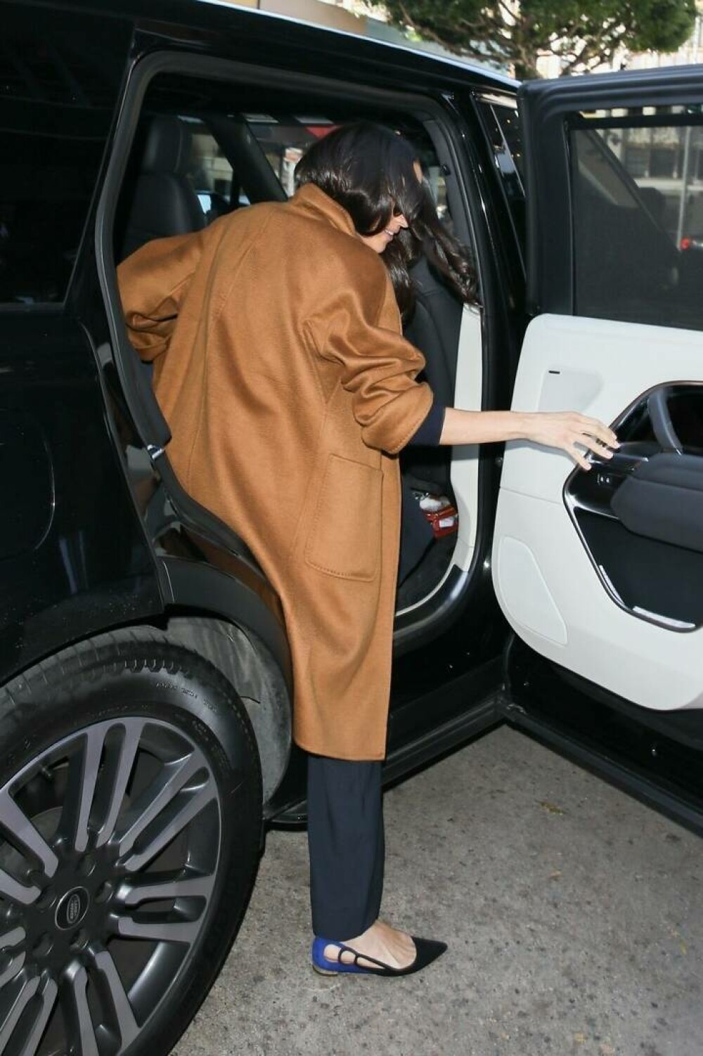 Cum a fost surprinsă Meghan Markle în Los Angeles. Ducesa de Sussex a purtat un palton de peste 6.000 de dolari. GALERIE FOTO - Imaginea 6