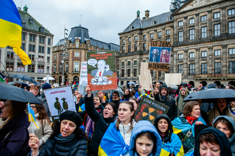 Manifestaţii de amploare pro-Ucraina în Europa. Oamenii au scandat „Putin asasin”| GALERIE FOTO & VIDEO - Imaginea 6