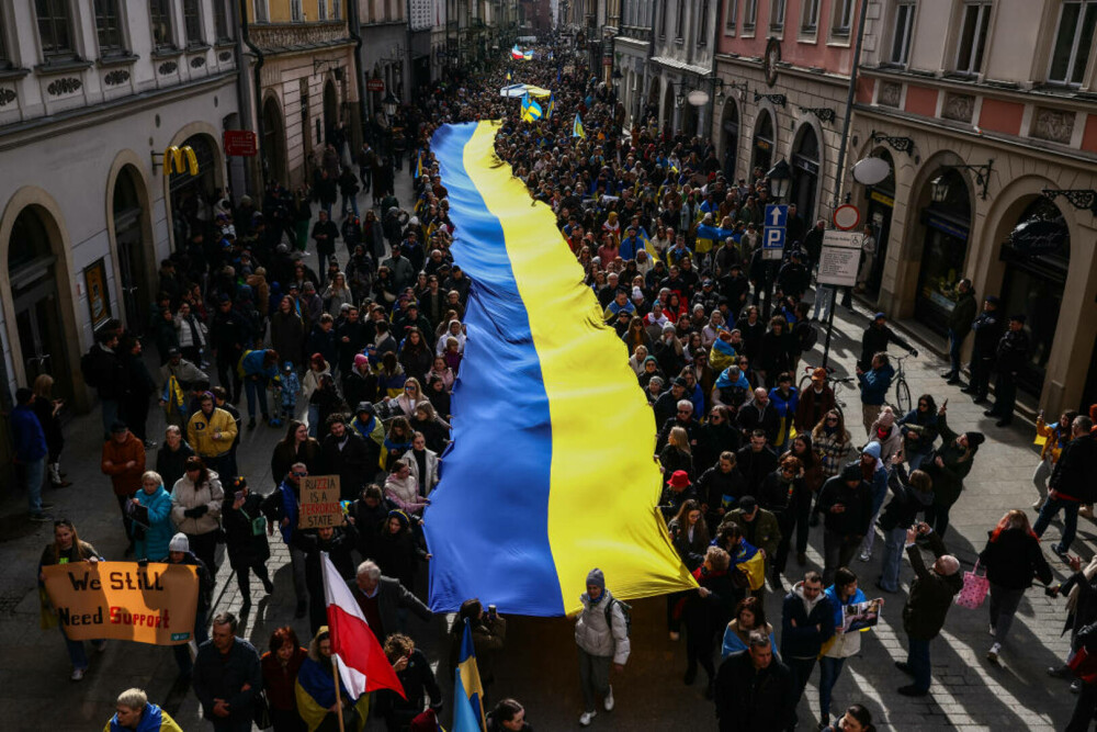 Manifestaţii de amploare pro-Ucraina în Europa. Oamenii au scandat „Putin asasin”| GALERIE FOTO & VIDEO - Imaginea 10
