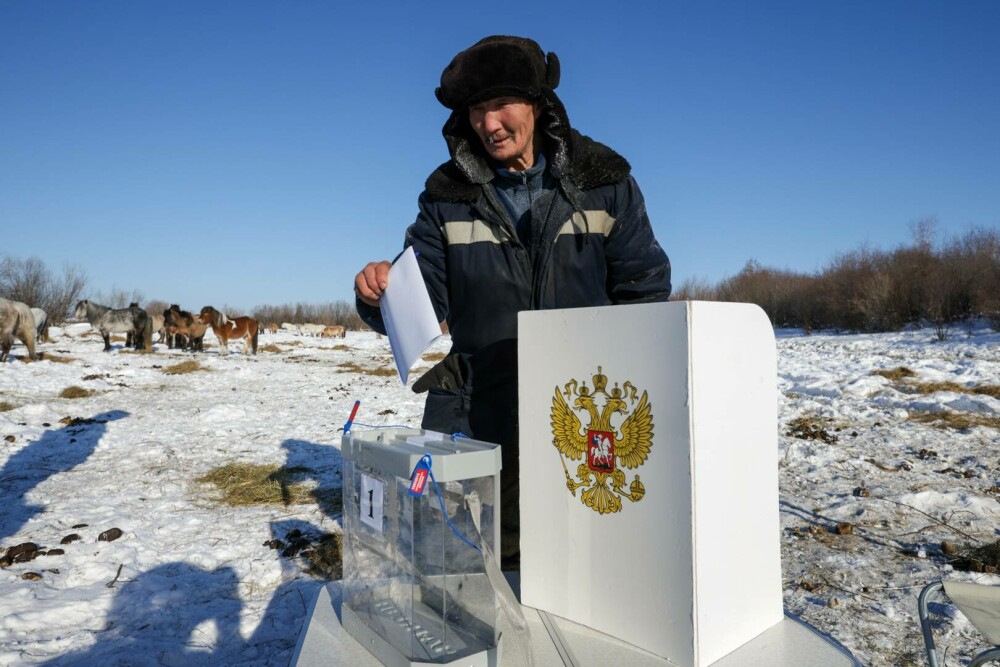 Putin își trimite subalternii cu elicoptere în zonele izolate din Rusia pentru a colecta voturile | GALERIE FOTO - Imaginea 3