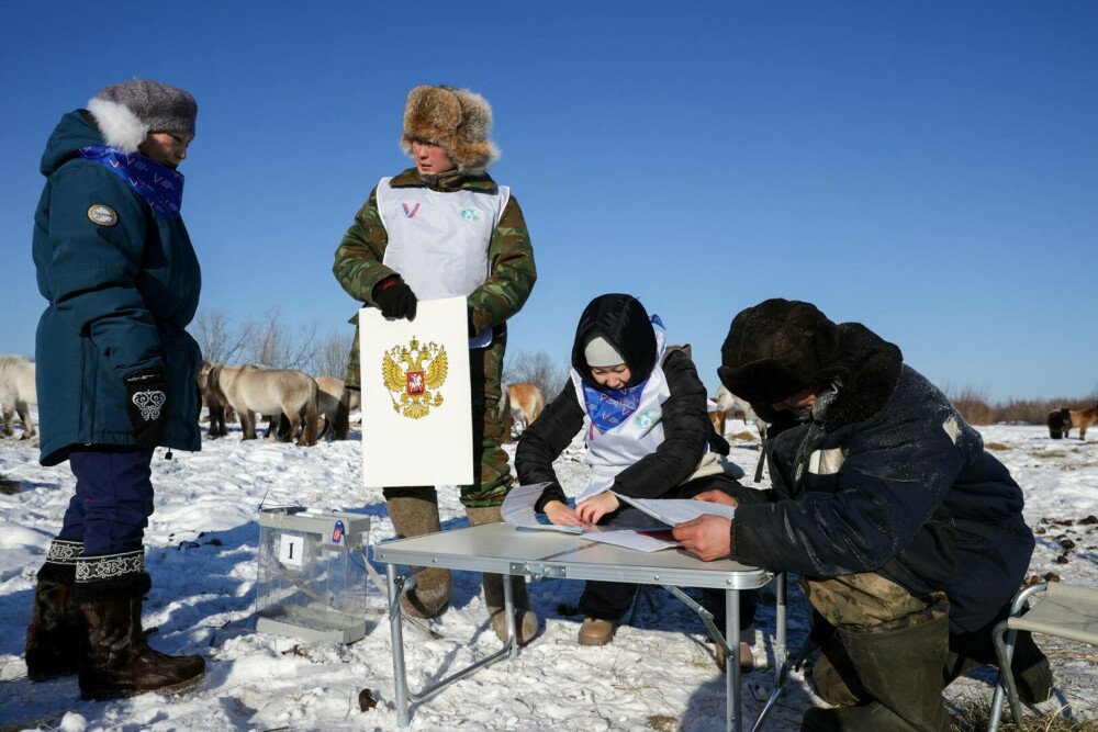 Putin își trimite subalternii cu elicoptere în zonele izolate din Rusia pentru a colecta voturile | GALERIE FOTO - Imaginea 4