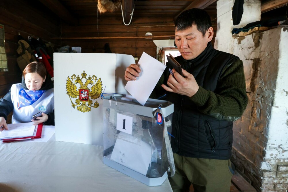 Putin își trimite subalternii cu elicoptere în zonele izolate din Rusia pentru a colecta voturile | GALERIE FOTO - Imaginea 9