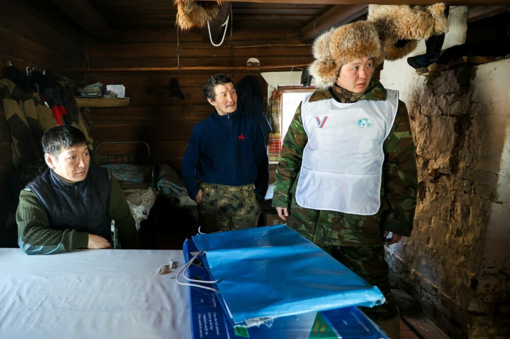 Putin își trimite subalternii cu elicoptere în zonele izolate din Rusia pentru a colecta voturile | GALERIE FOTO - Imaginea 11