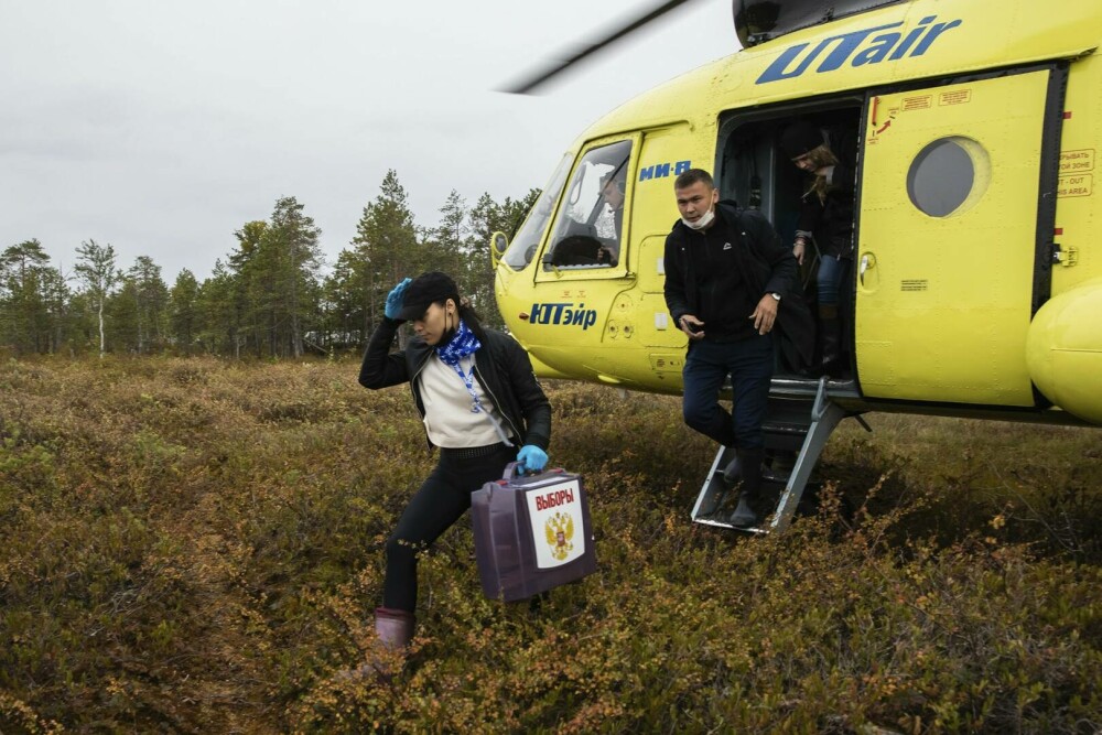 Putin își trimite subalternii cu elicoptere în zonele izolate din Rusia pentru a colecta voturile | GALERIE FOTO - Imaginea 7