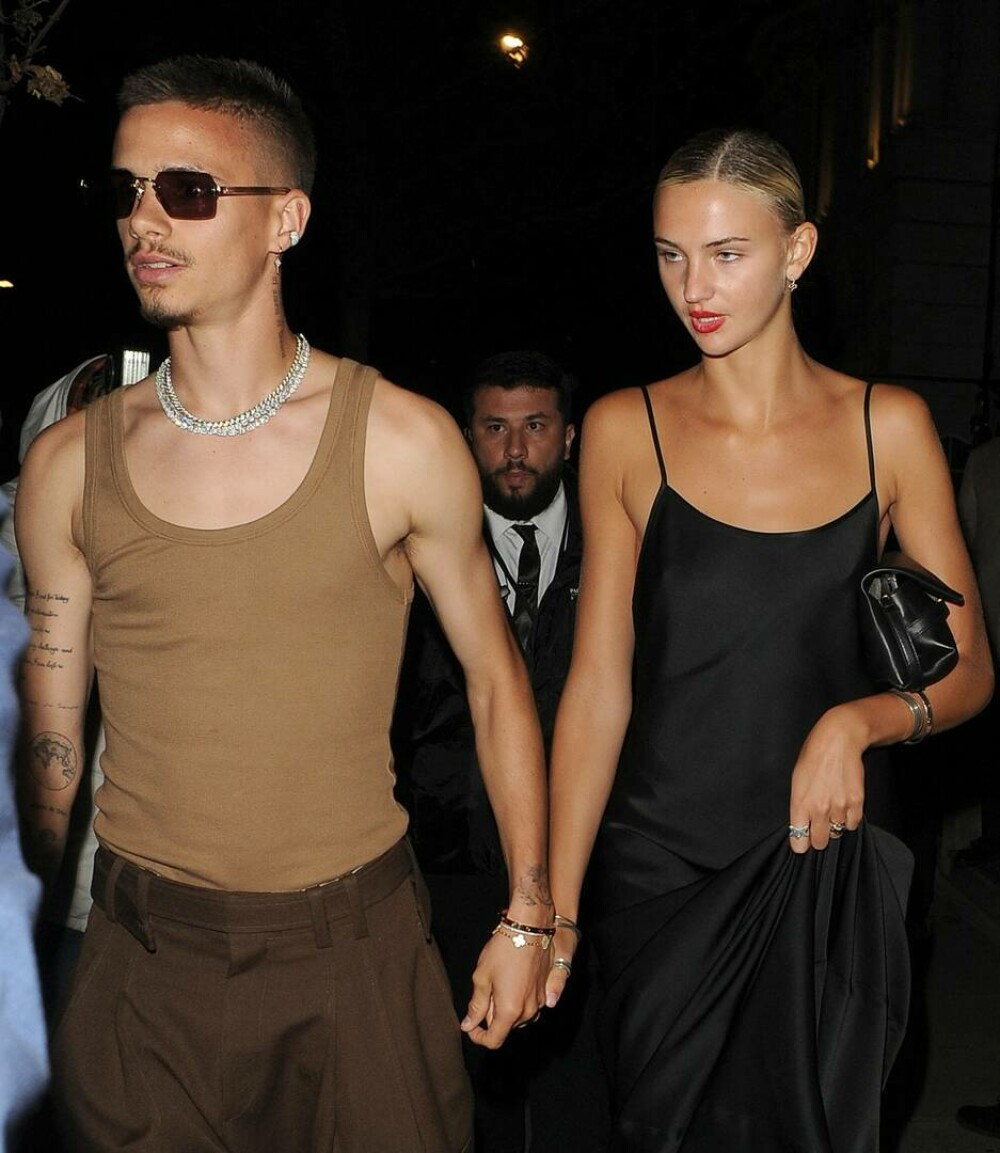 Romeo Beckham şi modelul Mia Regan s-au despărţit după cinci ani de relaţie. 