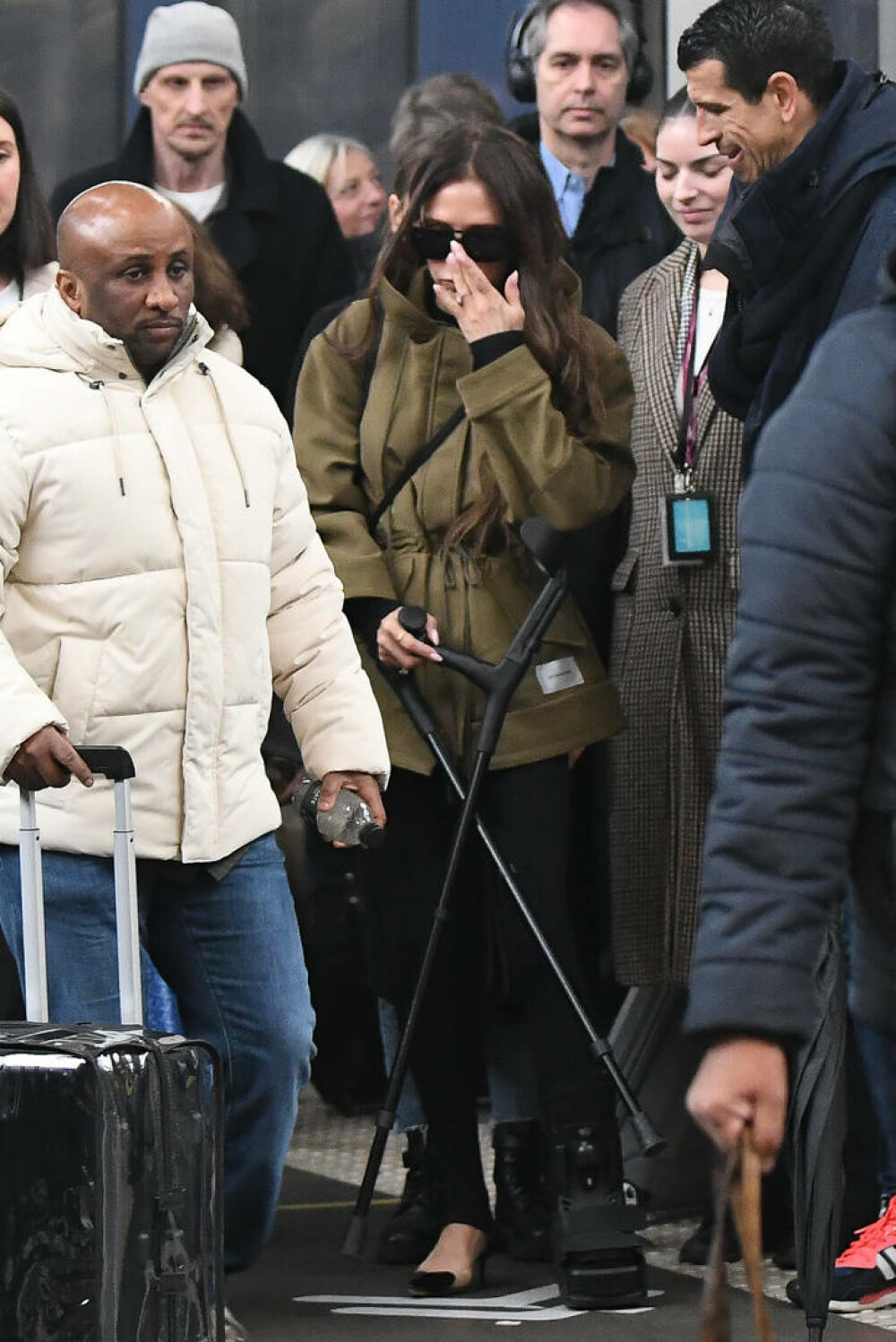 Cum a fost surprinsă Victoria Beckham la Paris. Vedeta nu a renunțat la tocuri, deși merge cu ajutorul cârjelor. FOTO - Imaginea 7