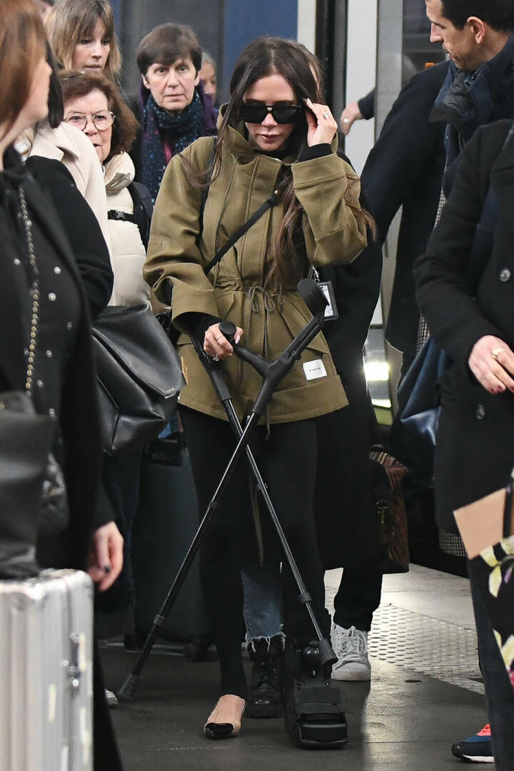 Cum a fost surprinsă Victoria Beckham la Paris. Vedeta nu a renunțat la tocuri, deși merge cu ajutorul cârjelor. FOTO - Imaginea 4