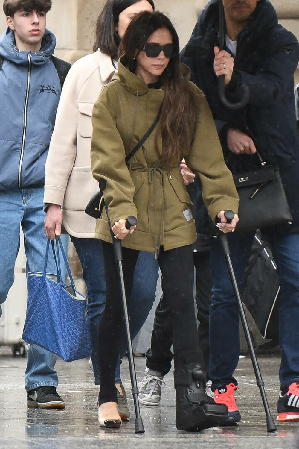 Cum a fost surprinsă Victoria Beckham la Paris. Vedeta nu a renunțat la tocuri, deși merge cu ajutorul cârjelor. FOTO - Imaginea 6