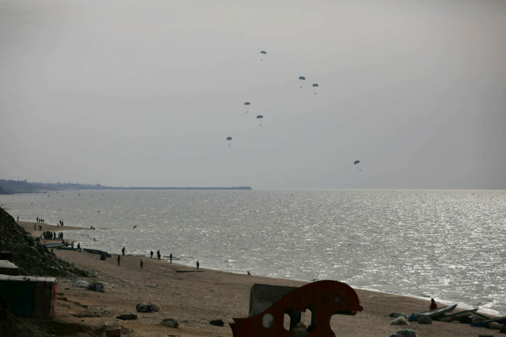 Mai multe avioane au aruncat din aer pachete în Fâșia Gaza. Ce se afla înăuntru. GALERIE FOTO - Imaginea 4
