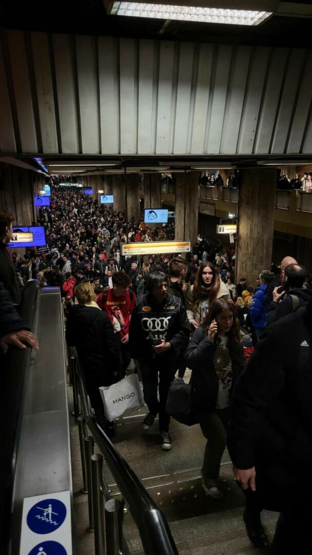 Incident la stația de metrou Timpuri Noi. Două trenuri s-au ciocnit ușor. GALERIE FOTO - Imaginea 2