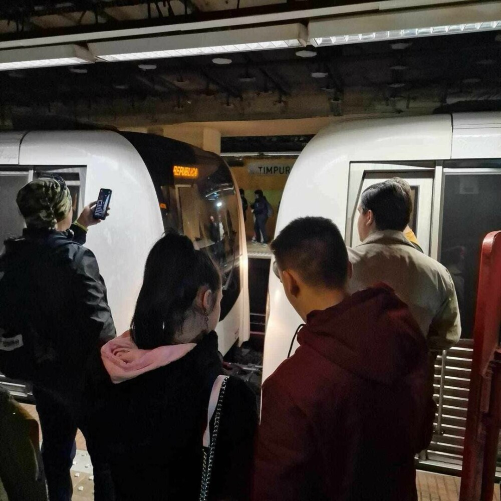 Incident la stația de metrou Timpuri Noi. Două trenuri s-au ciocnit ușor. GALERIE FOTO - Imaginea 3