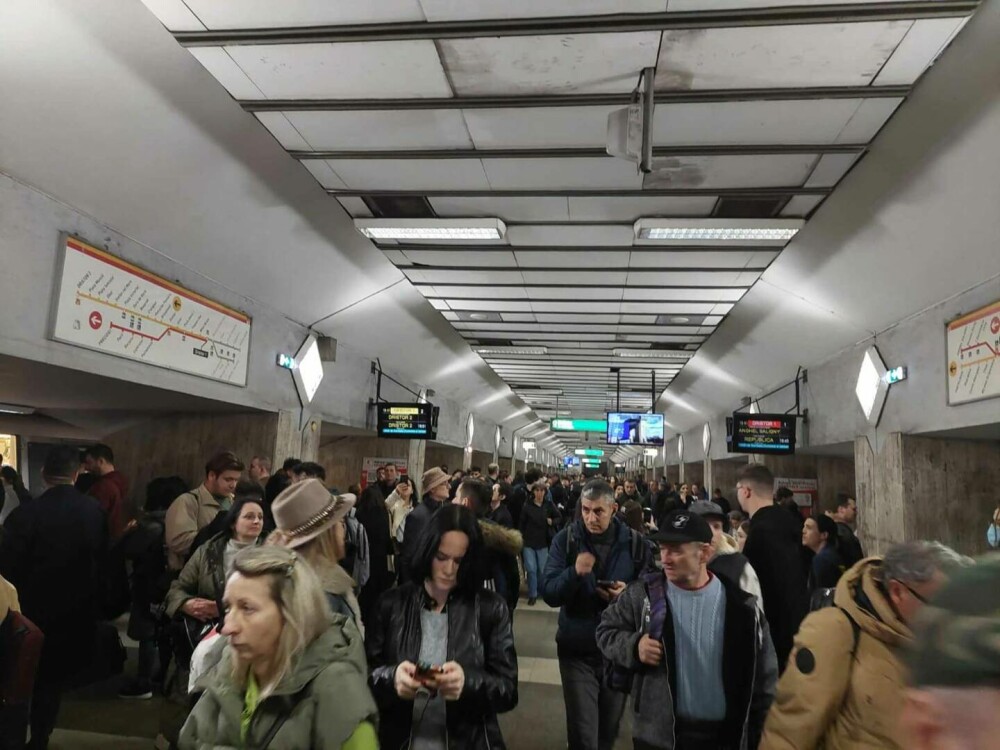 Incident la stația de metrou Timpuri Noi. Două trenuri s-au ciocnit ușor. GALERIE FOTO - Imaginea 5