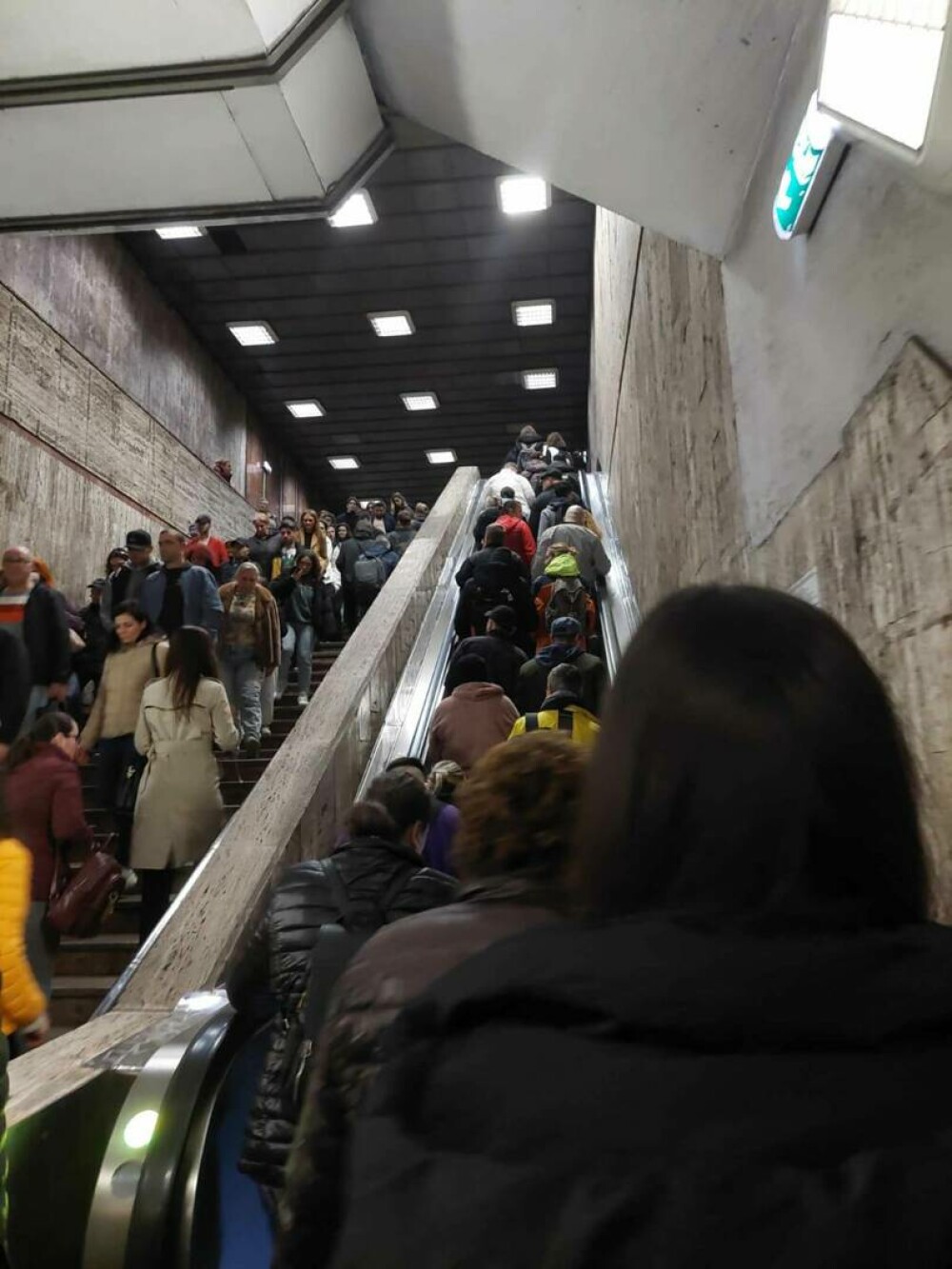 Incident la stația de metrou Timpuri Noi. Două trenuri s-au ciocnit ușor. GALERIE FOTO - Imaginea 6