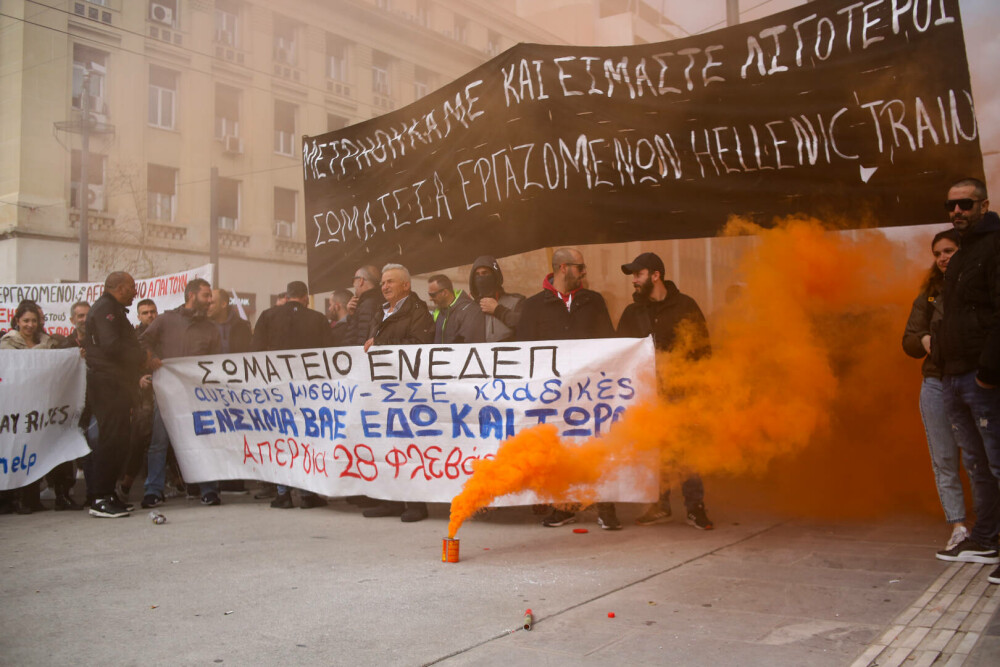 Proteste de amploare în Grecia. 30.000 de oameni în stradă la un an de la cel mai grav accident feroviar din istoria țării - Imaginea 4