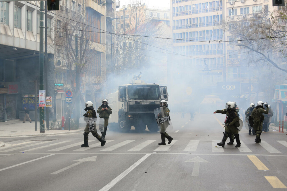 Proteste de amploare în Grecia. 30.000 de oameni în stradă la un an de la cel mai grav accident feroviar din istoria țării - Imaginea 5