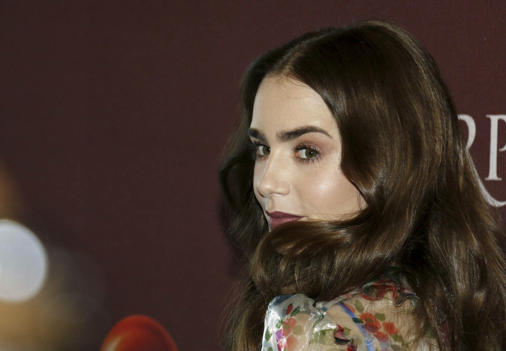 Lily Collins, primele imagini cu fiica ei, Tove Jane. Actrița din „Emily in Paris” a devenit mamă pentru prima dată. FOTO - Imaginea 11