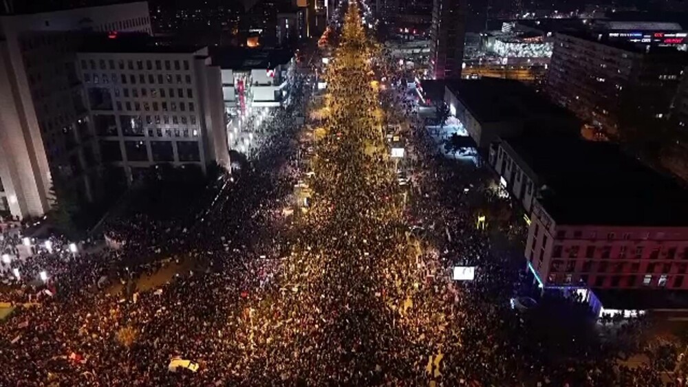 Zeci de mii de manifestanți în memoria victimelor prăbușirii acoperișului gării din Novi Sad. „Vor reuși să facă asta” - Imaginea 2