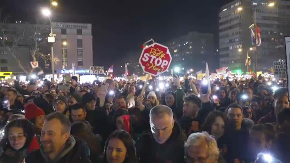 Zeci de mii de manifestanți în memoria victimelor prăbușirii acoperișului gării din Novi Sad. „Vor reuși să facă asta” - Imaginea 3